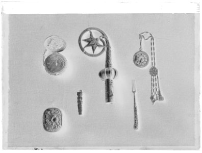 Kräkla av förgylld koppar med enkel punsad och stämplad dekor - Skoklosters slott - 273-negative
