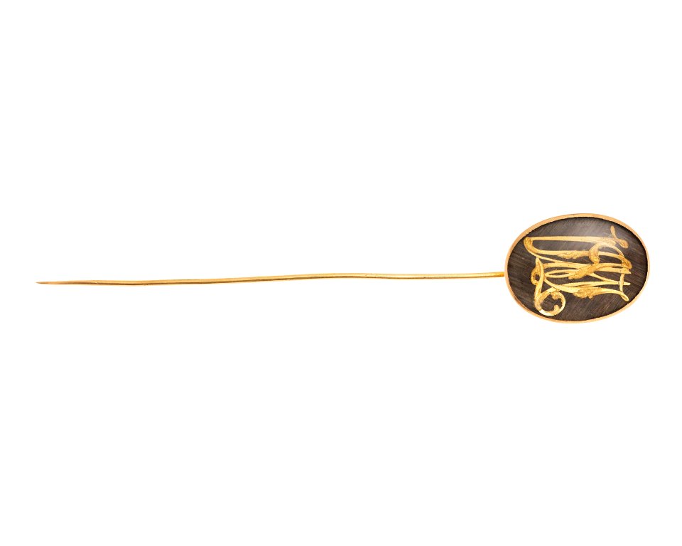 Kråsnål av guld med monogram på hårmatta - Hallwylska museet - 110315
