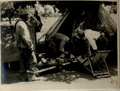 Kum Burnu Köji, Erste Hilfe eines schwerverwundeten Türken. (BildID 15545700)