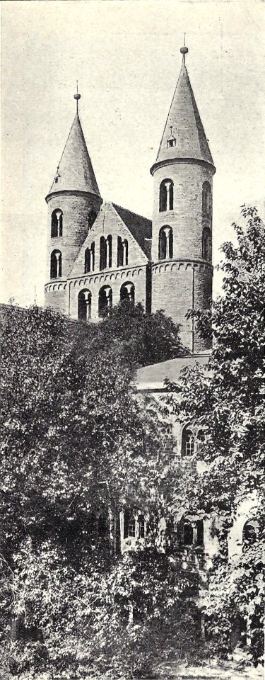 KULF Ansicht der Klosterkirche vom Klostergarten innerhalb des Kreuzganges aus