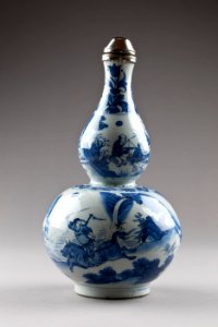 Kurbitsformig porslinsflaska från Kina med skruvlock och mynningsbeslag av silver gjord cirka 1645-1655 - Hallwylska museet - 95596