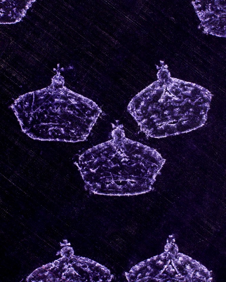 Kröningsmantel i purpurfärgad sammet med märken efter broderade kronor som bortsprättades 1774 - Livrustkammaren - 91425