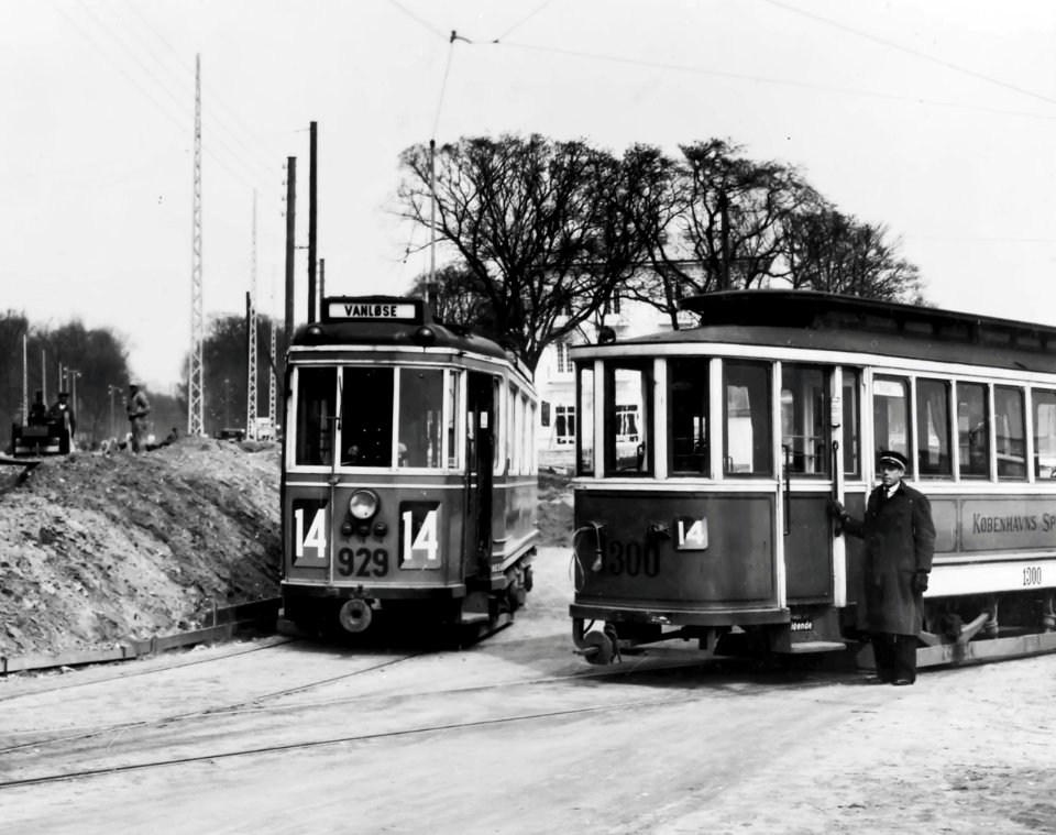 KS tram line 14 in Klampenborg