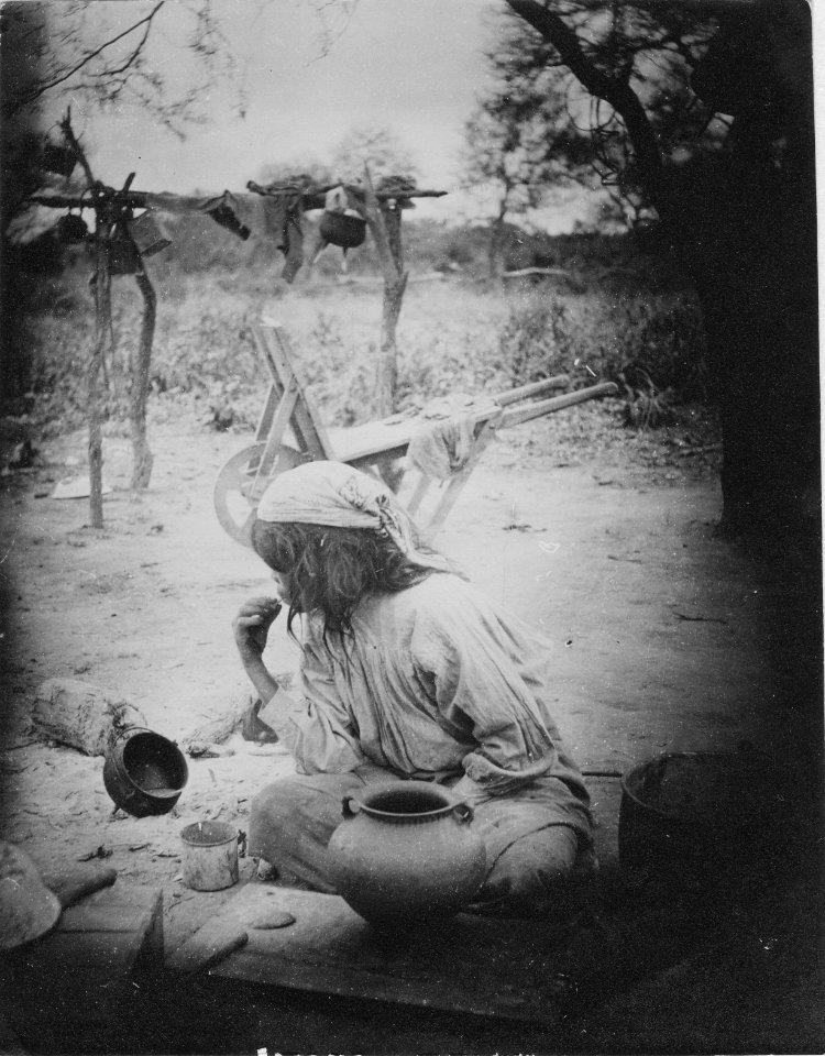 Krukmakerska. Märk den moderna skottkärran bakom henne. Sydamerika. Argentina - SMVK - 004882