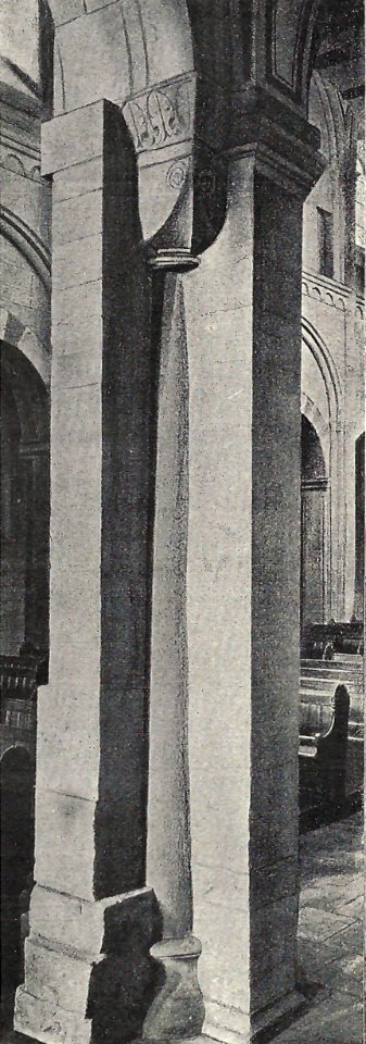 KULF Romanische Säule des Langschiffes mit der vorgemauerten Pfeilerverstärkung für die Einwölbung