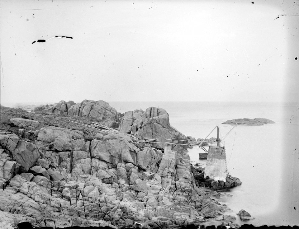 Kråkenes lighthouse, crane