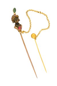 Kråsnål med figur med turban smyckad med smaragd och rubin. Från 1800-talet - Livrustkammaren - 97871