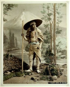 Kusakabe Kimbei - 1 Pilgrim going up Fujiyama