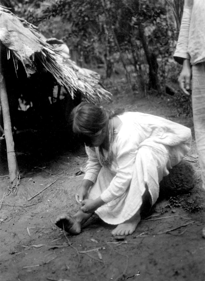 Kvinna flätar ett band. Panama - SMVK - 004260