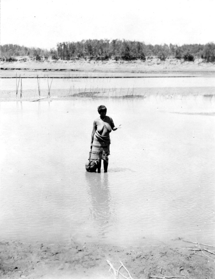 Kvinna hämtar vatten i floden. Bolivianska Chaco. Rio Pilcomayo, Gran Chaco - SMVK - 004797