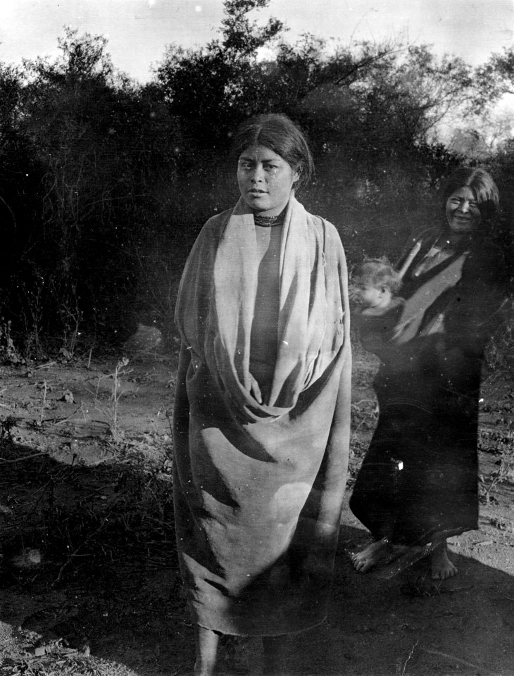 Kvinna kädd i tiru även kallad tipoy. Lokal, Rio Parapiti, Bolivia. Stam, Chané - SMVK - 004973