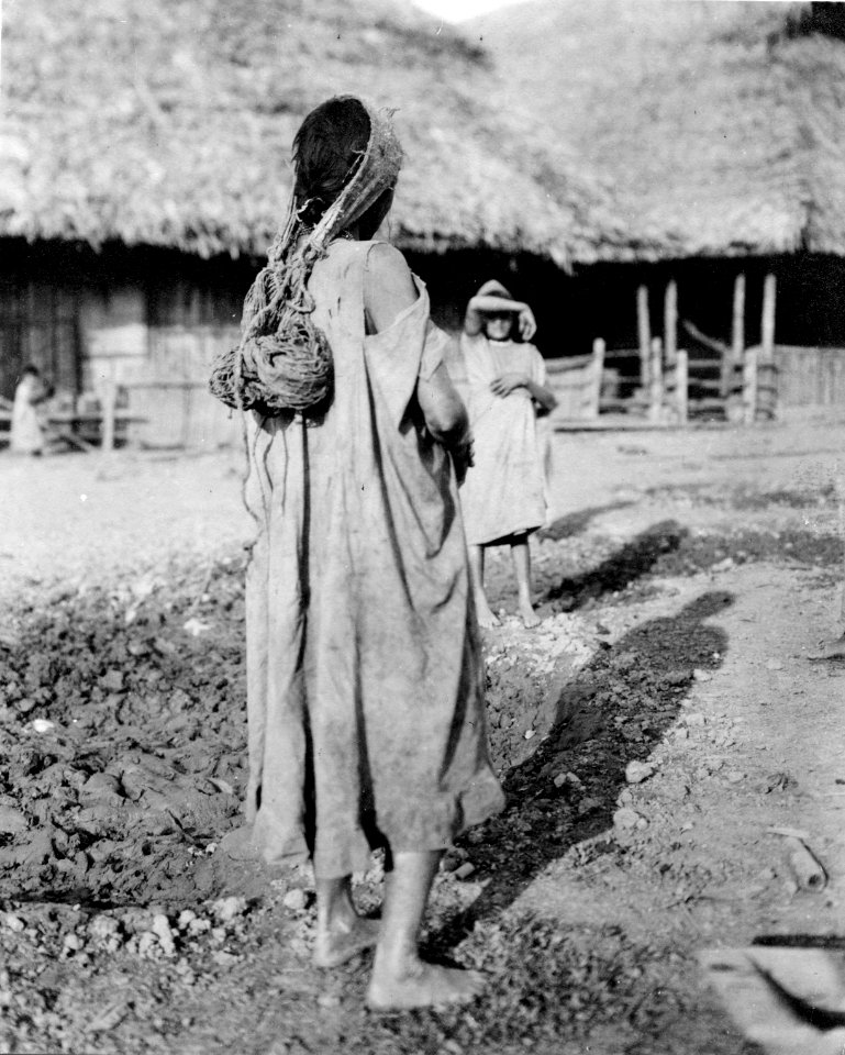 Kvinna med bärnät. Sydamerika. Bolivia - SMVK - 005582