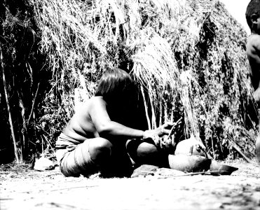 Kvinna sittande utanför hydda som tillverkar keramik. Bolivianska Chaco. Gran Chaco - SMVK - 004786 photo