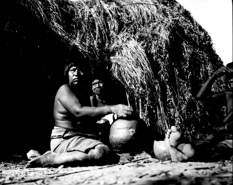 Kvinna sitter utanför hydda och formar halsen på ett lerkärl. Gran Chaco. Bolivia - SMVK - 004784