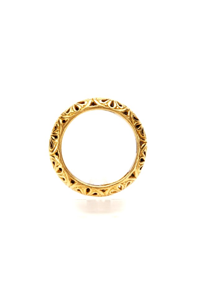 Kupig ring av guld med genombrutet rosettmönster, invändigt fylld med svart massa - Skoklosters slott - 92275