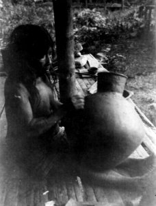Kvinna slätar lerkärl. Foto, Erland Nordenskiöld 1927. Erhållen från Erland Nordenskiöld 1928 - SMVK - 004378 photo