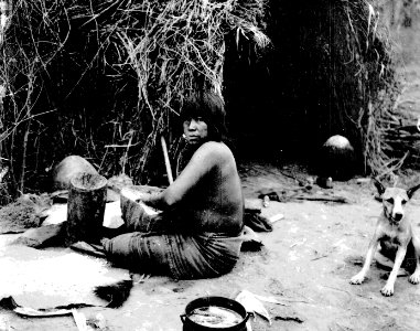 Kvinna sållar algarobomjöl. Rio Pilcomayo, Gran Chaco. Bolivia - SMVK - 004668