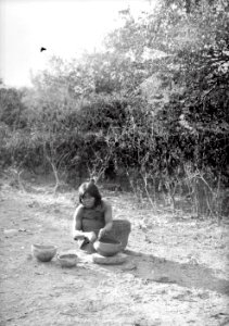 Kvinna tillverkar lerkärl. Sydamerika. Bolivia - SMVK - 004925