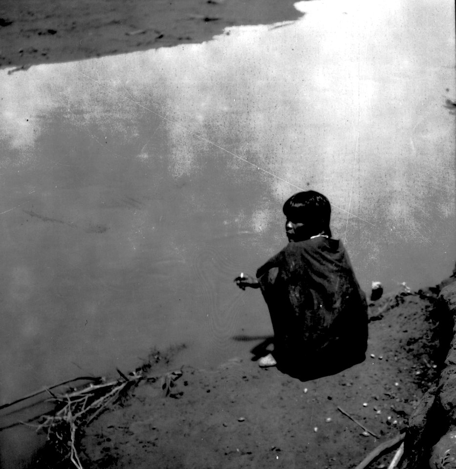 Kvinna vid stranden av Pilcomayo. Gran Chaco. Bolivia - SMVK - 004763