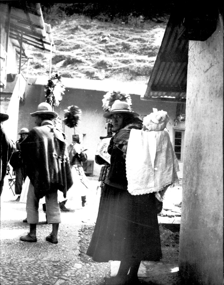 Kvinna med barn på ryggen. Pelechuco. Bolivia - SMVK - 002524