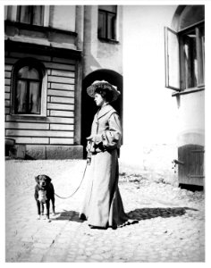 Kvinna på promenad med hund i Stockholm, 1890-1910 - Nordiska Museet - NMA.0052730 photo