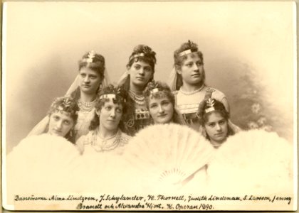 Kvinnliga dansare vid Kungliga Operan 1890. Gruppbild - SMV - H9 147