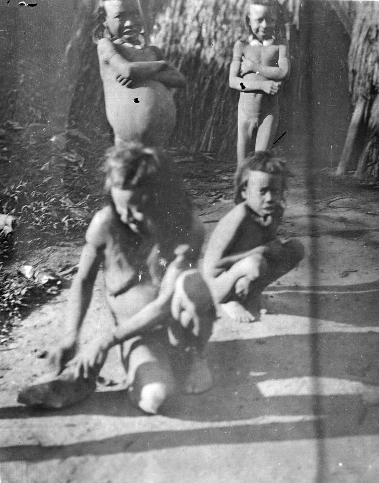 Kvinna slipar ett musselskal så att pärlemon ska komma fram. Rio Curumbiara. Brasilien - SMVK - 005614