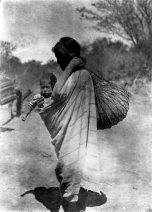 Kvinna som i bärnätet bär en vattenkruka. Erhållet av Erland Nordenskiöld. Rio Parapiti. Bolivia - SMVK - 004942 photo