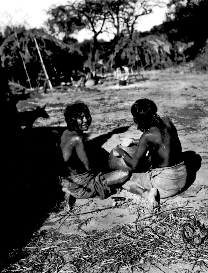 Kvinna som slätar ett av henne tillverkat lerkärl. Rio Pilcomayo, Bolivianska Chaco - SMVK - 004719