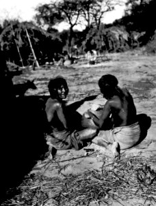Kvinna som slätar ett av henne tillverkat lerkärl. Rio Pilcomayo, Bolivianska Chaco - SMVK - 004719