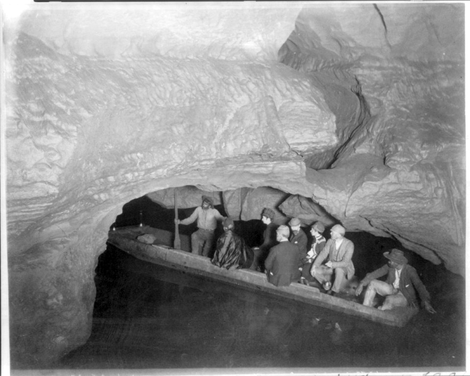 Ky. - Mammoth Cave- On Echo River (boat with tourists) LCCN2006689791