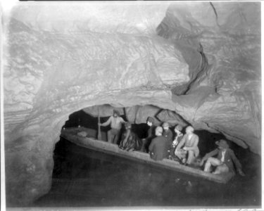 Ky. - Mammoth Cave- On Echo River (boat with tourists) LCCN2006689791