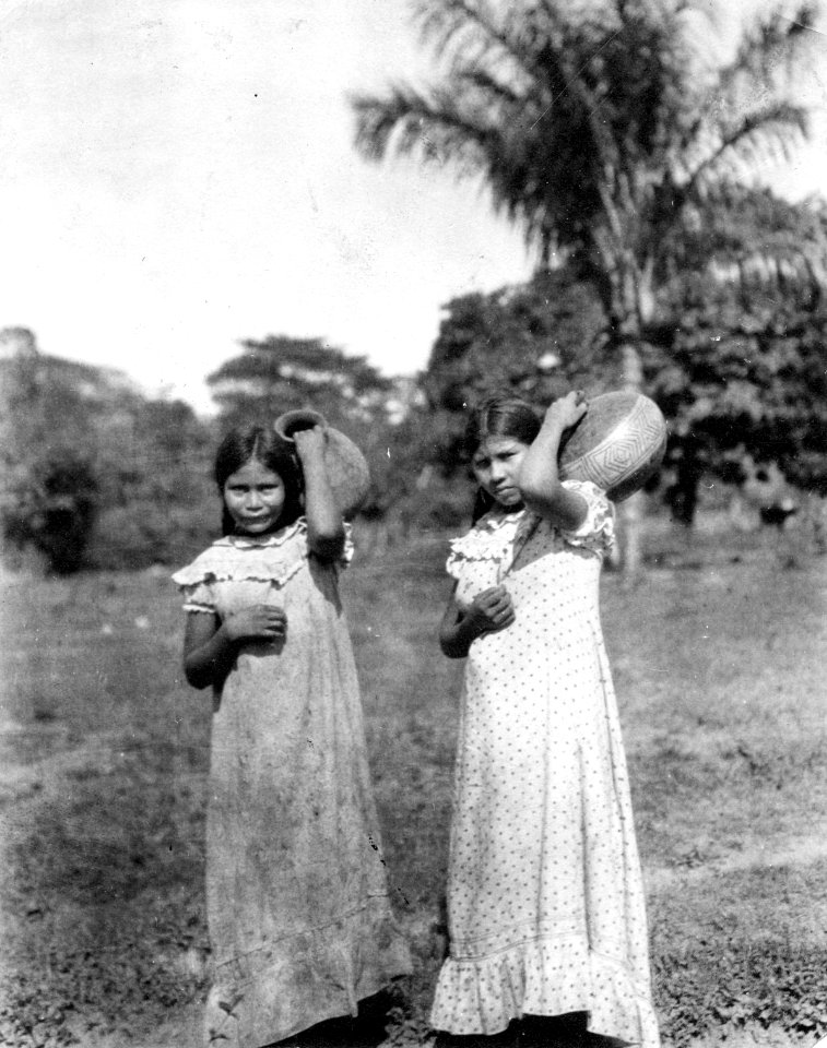 Kvinnor bära hem vatten. Missionsstn. Cavinas, nära Rio Beni, Bolivia - SMVK - 005045