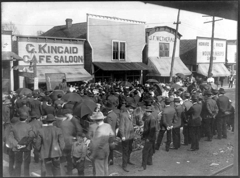 Ky.-Carlin-Rev. Fare, the street evangelist, holding meeting in front of saloon. 1906 LCCN2007677296
