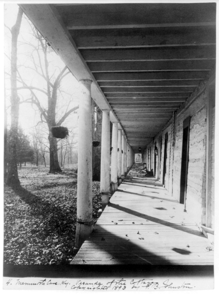 Ky. - Mammoth Cave- Veranda of the cottages LCCN2006689792