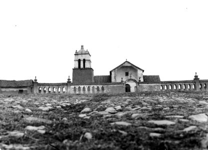 Kyrka omgiven av mur. Ulloma, Sydamerika. Bolivia - SMVK - 002418 photo