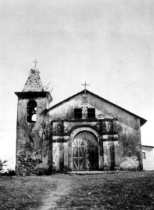 Kyrkan på Saboga. Tornet är belagt med pärlmusslor och dylika äro även fästade över porten - SMVK - 004136