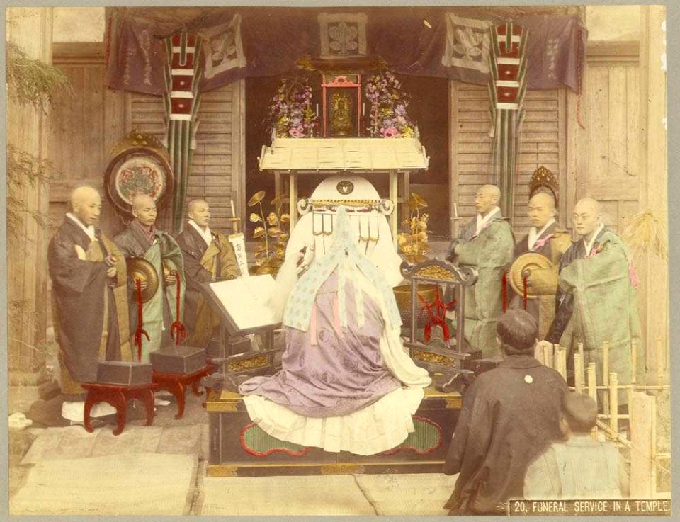 Kusakabe Kimbei - 20 Funeral Service in a Temple