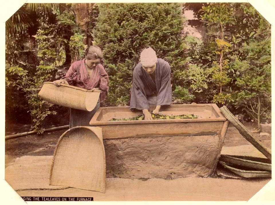 Kusakabe Kimbei - 395 Wringing the Tealeaves on the Furnace