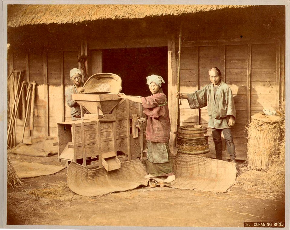 Kusakabe Kimbei - 59 Cleaning Rice