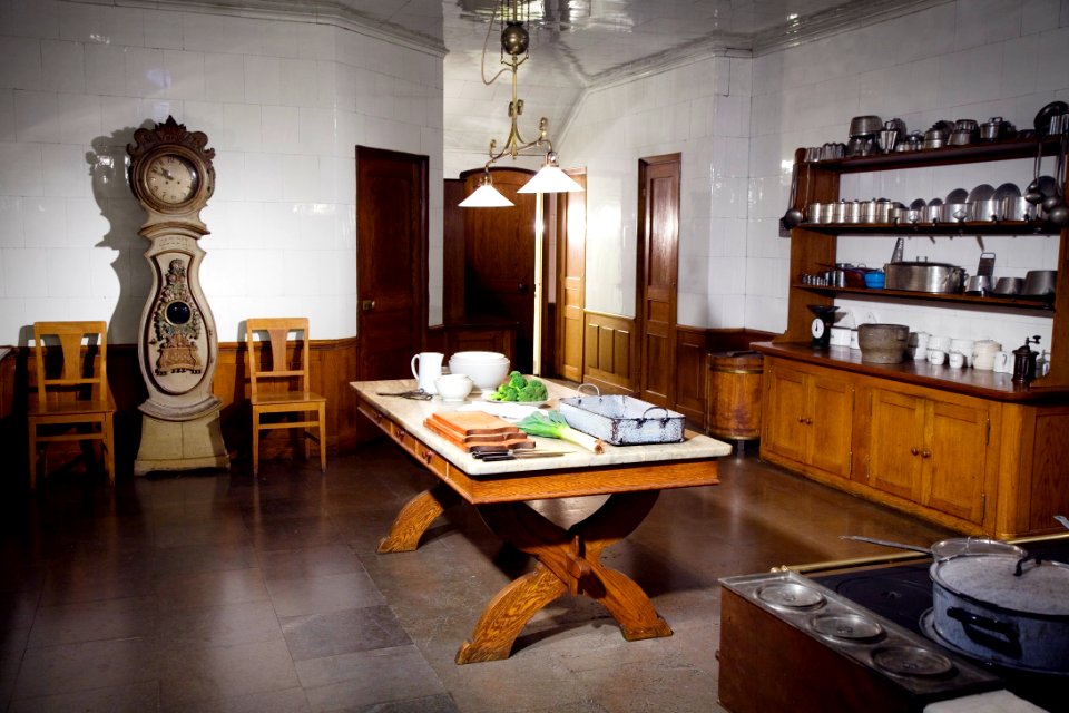 Kök-Miljö mot klocka och Korridor. Utställningen Smak av svunnen tid år 2007 - Hallwylska museet - 86348