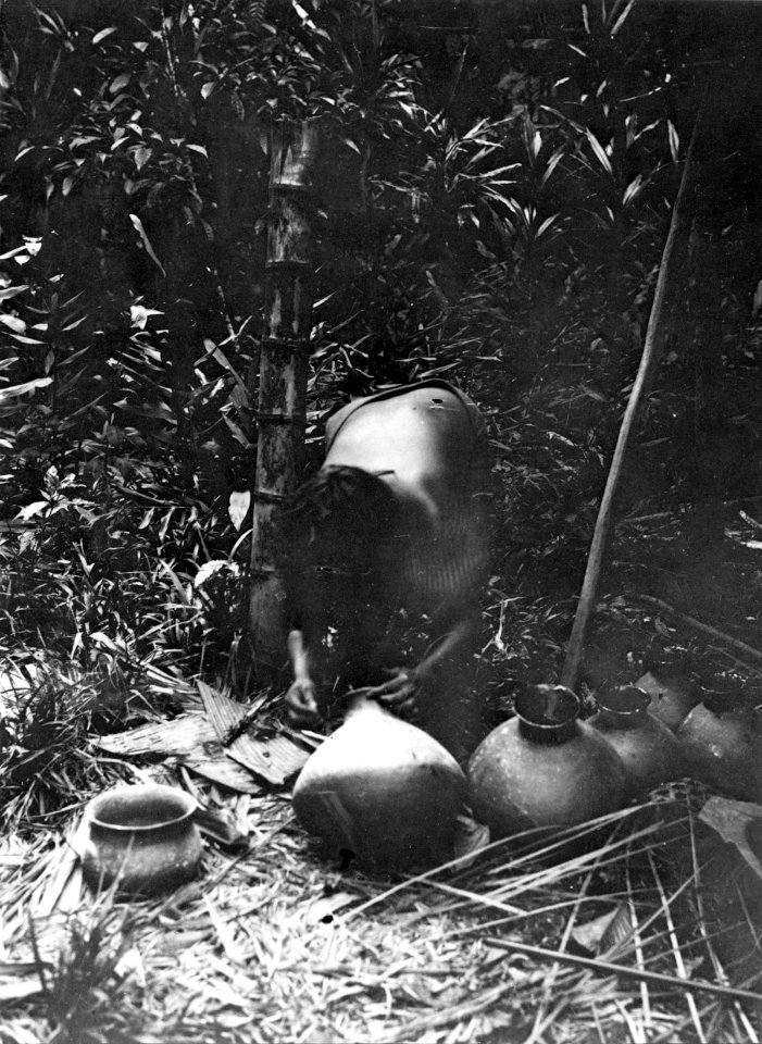 Kvinna hartsar lerkärl invändigt. Chocó. Colombia - SMVK - 004344