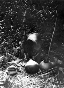 Kvinna hartsar lerkärl invändigt. Chocó. Colombia - SMVK - 004344