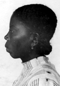 Kvinna i profil. Madagaskar - SMVK - 001723