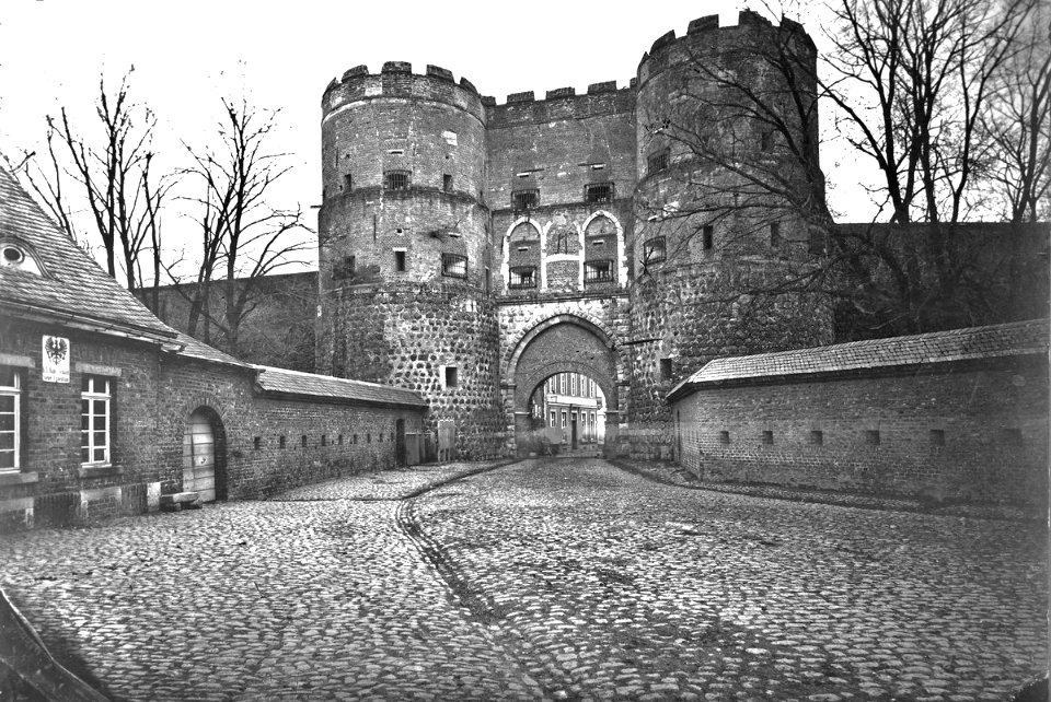 Köln - Rudolfplatz, Hahnentor, Feldseite vor Abbruch der Stadtmauer, 1880, RBA