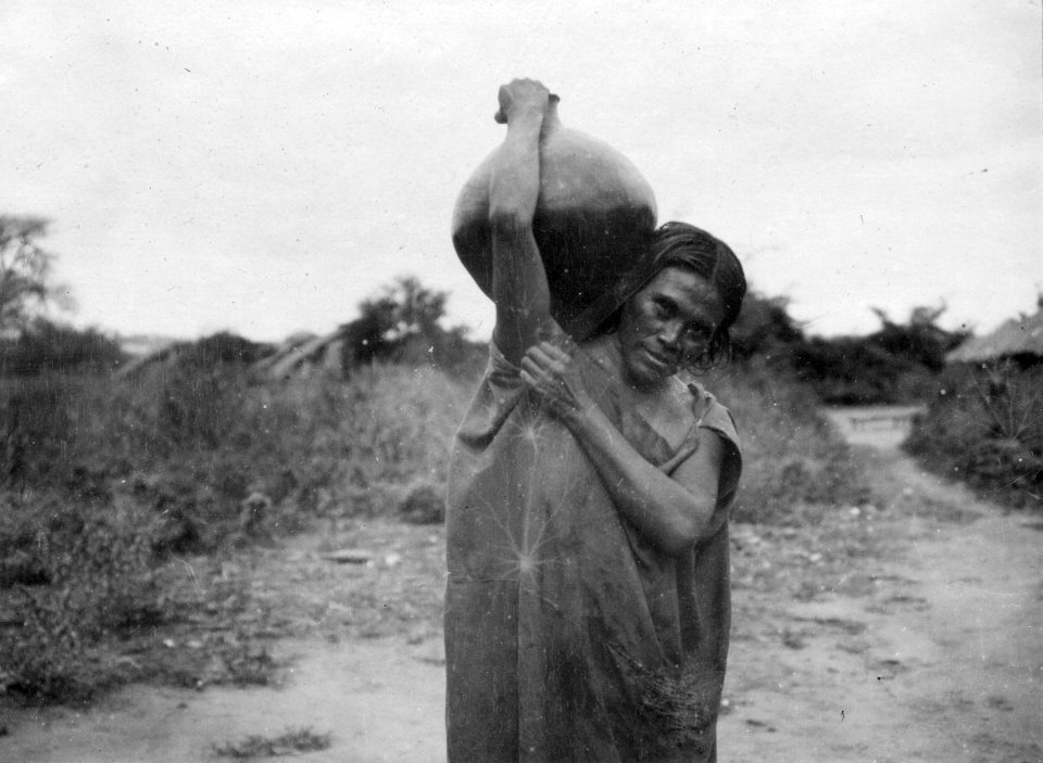 Kvinna med lerkärl. Rio Itiyuro, V Argentina. Foto, Erland Nordenskiöld exp. 1908-09 - SMVK - 004963