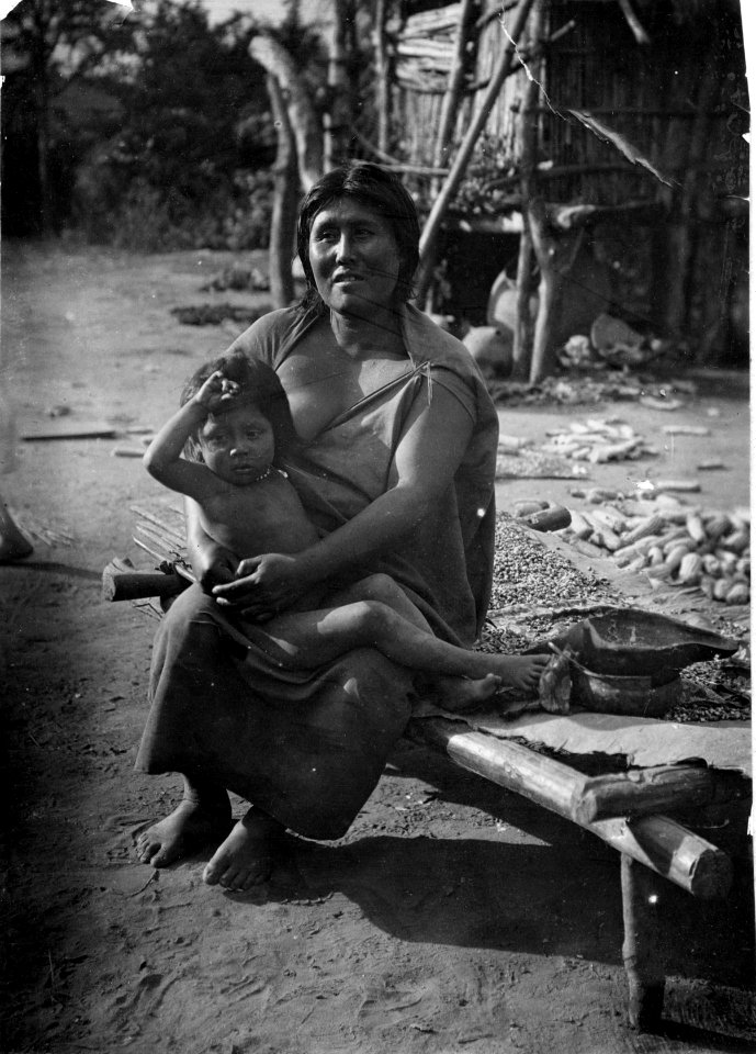 Kvinna med sitt barn. Lokal, Rio Itiyuro, v. Argentina. Stam, Chané. Gran Chaco, Rio Itiyuro - SMVK - 004981