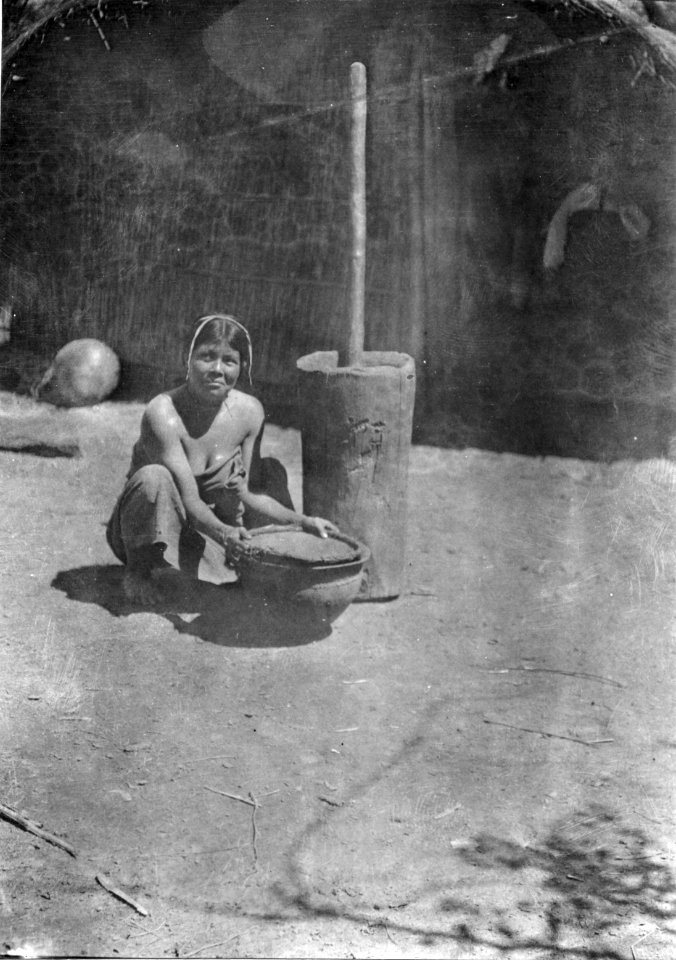 Kvinna siktar majsmjöl. Lokal, Rio Parapiti, Bolivia. Stam, Chané. Rio Parapetí, Rio Parapiti - SMVK - 004975