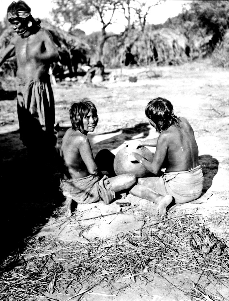 Kvinna slätar ett av henne tillverkat lerkärl. Rio Pilcomayo, Bolivianska Chaco - SMVK - 004681