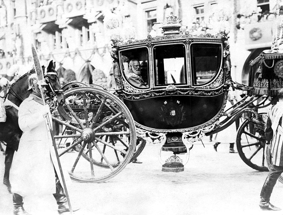 König Ludwig III. Von Bayern in einer Galawagen während seiner Krönung